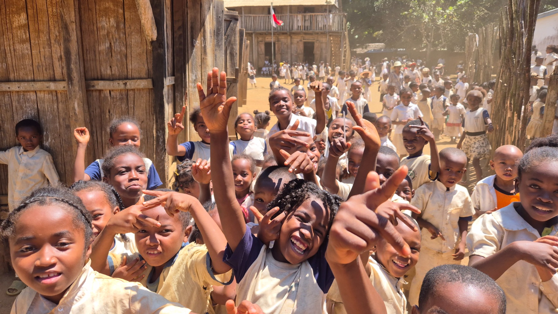 Livlige ungar som elsker kamera 