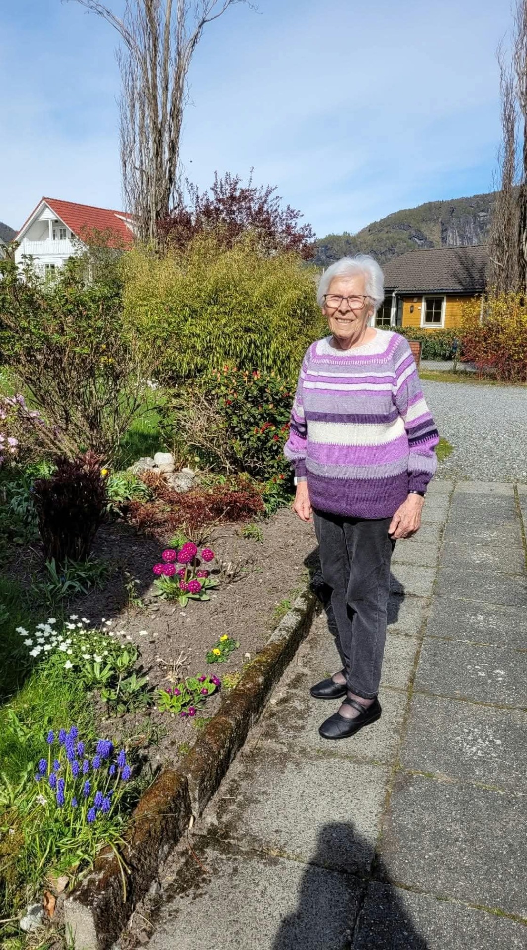 Anne Marie utafor huset sitt i Vikedal
